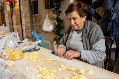 Bari, la storia delle "signore delle orecchiette" dell'Arco Basso: �Custodiamo un'antica arte�